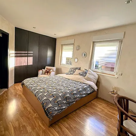 Ecrin 2 Private Free Parking