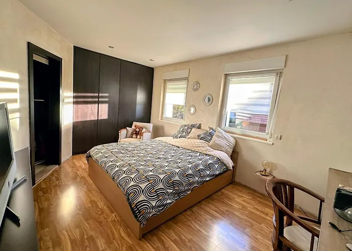 Ecrin 2 Private Free Parking